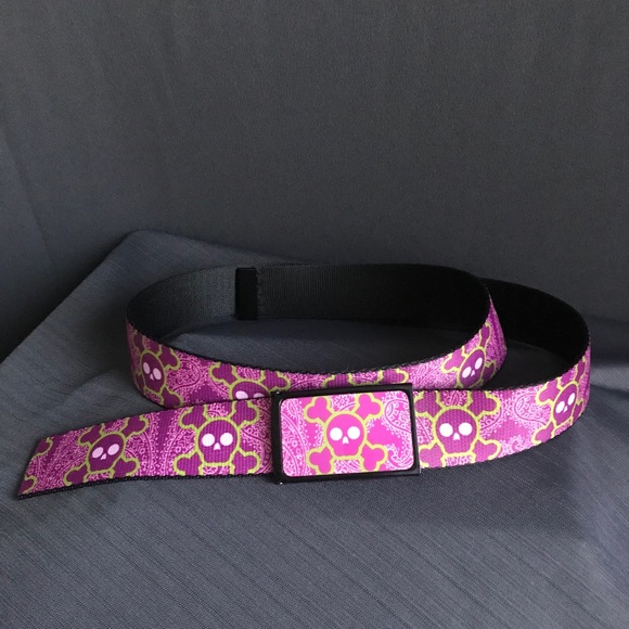 NWOT Skull and Crossbones Nylon belt - Picture 4 of 7